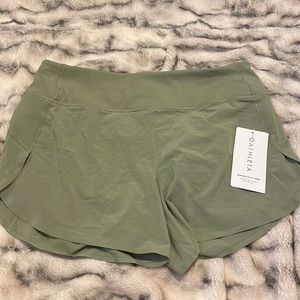 NWT / Athleta Run With It 4.5” Shorts